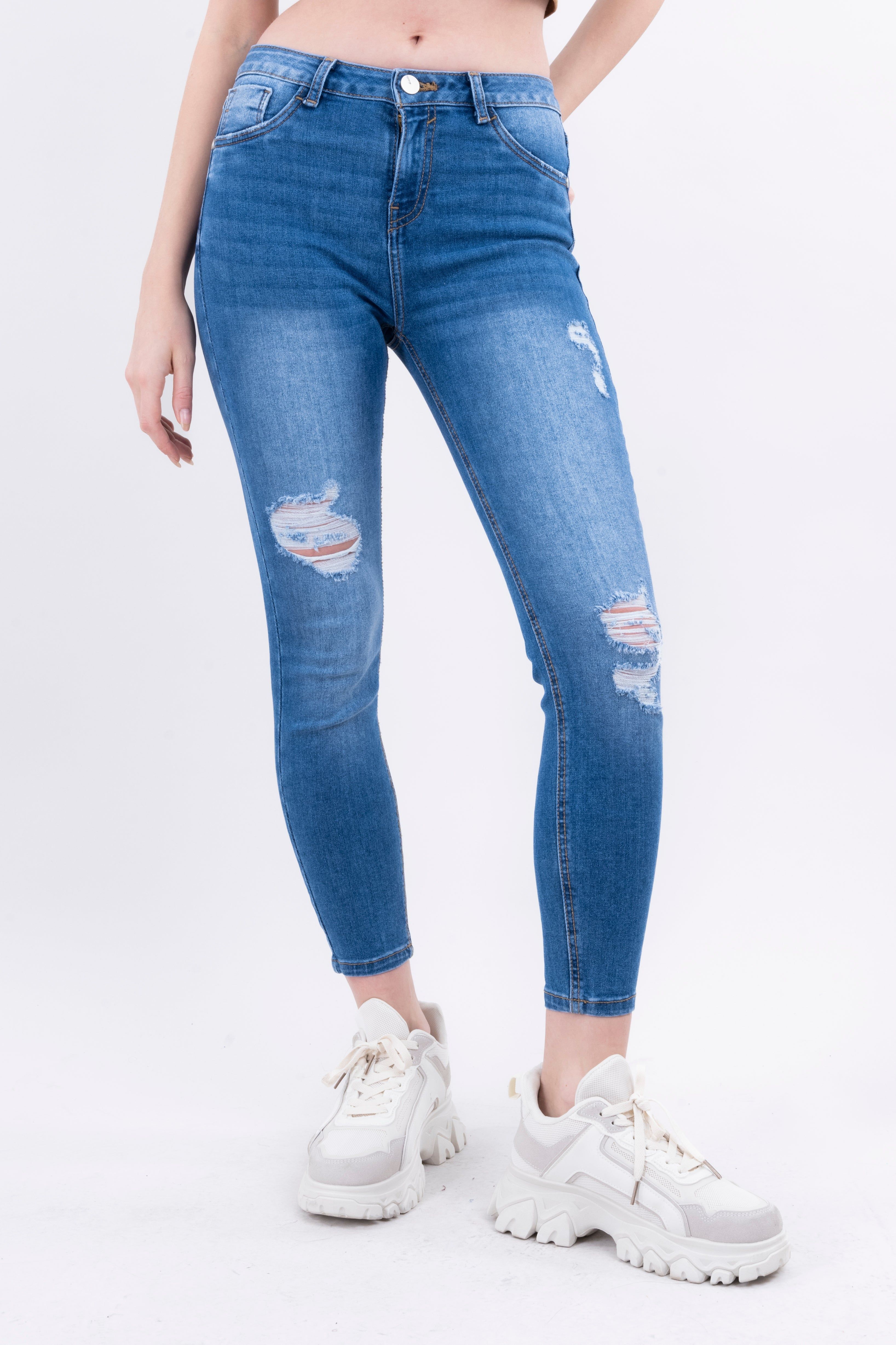 Jeans skinny con desgastes sold by Shasa
