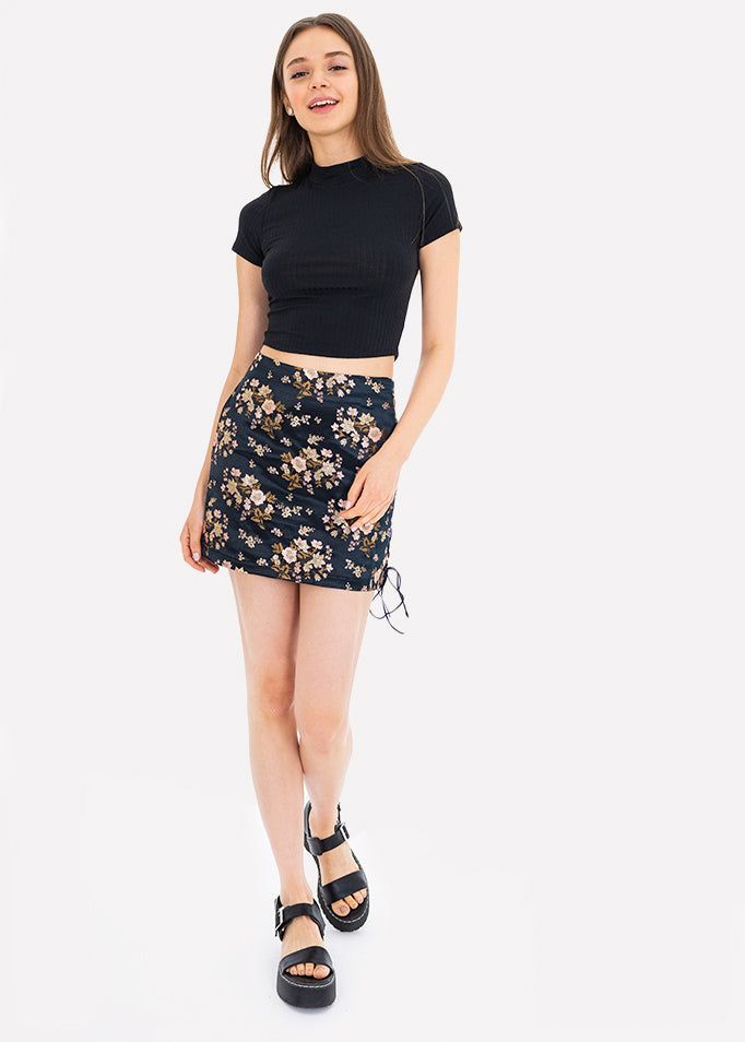 Falda mini flores cintas sold by Shasa