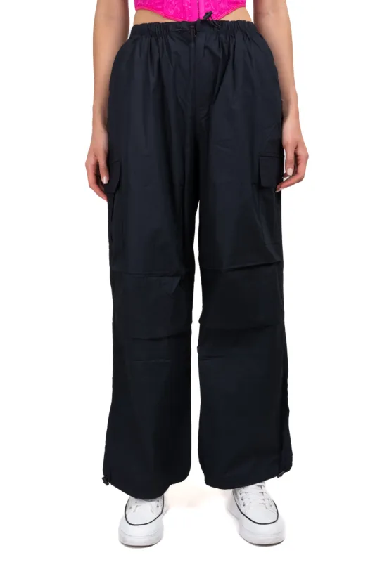 Pantalón parachute bolsos sold by Shasa