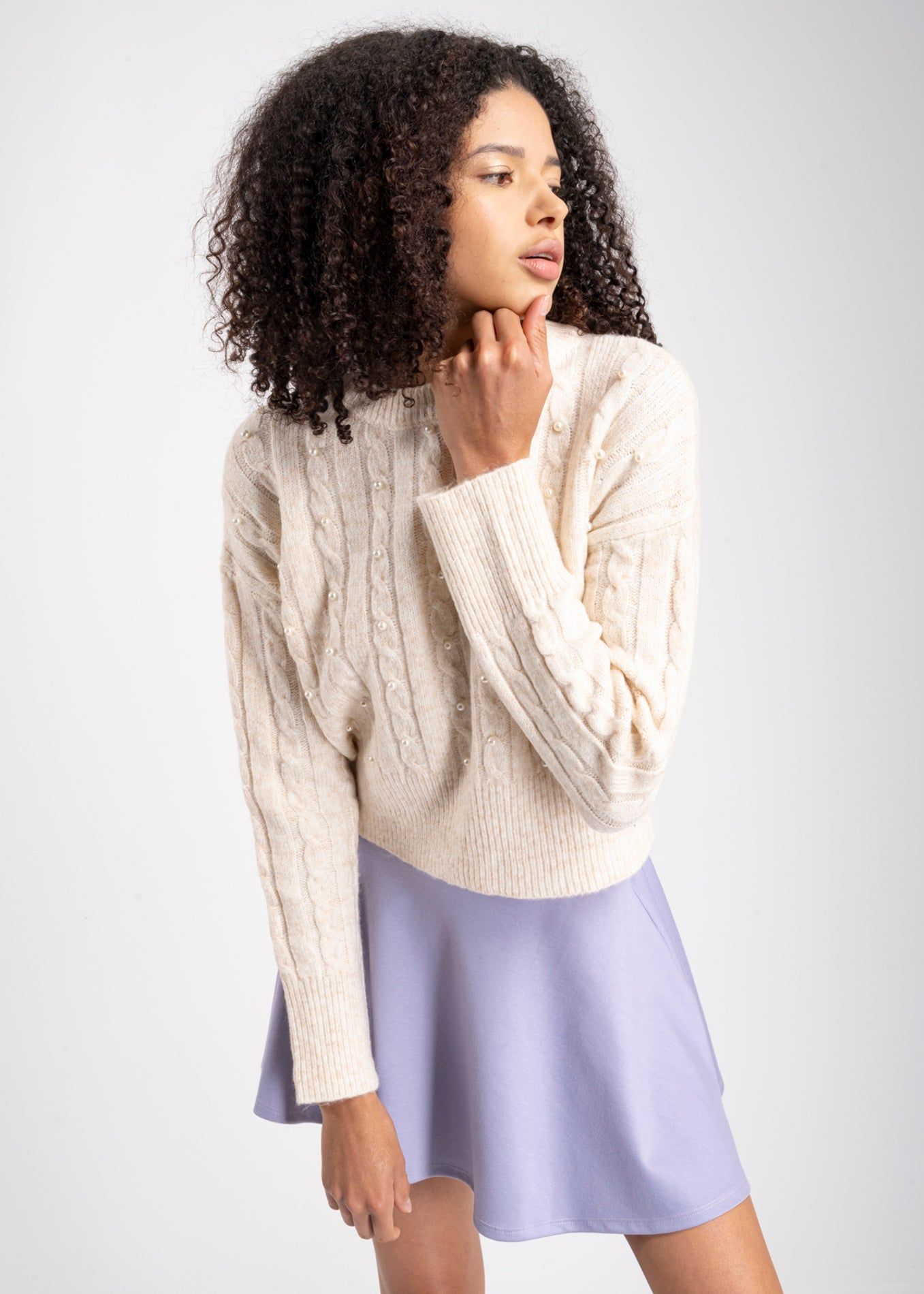 Suéter tejido corto perlas sold by Shasa