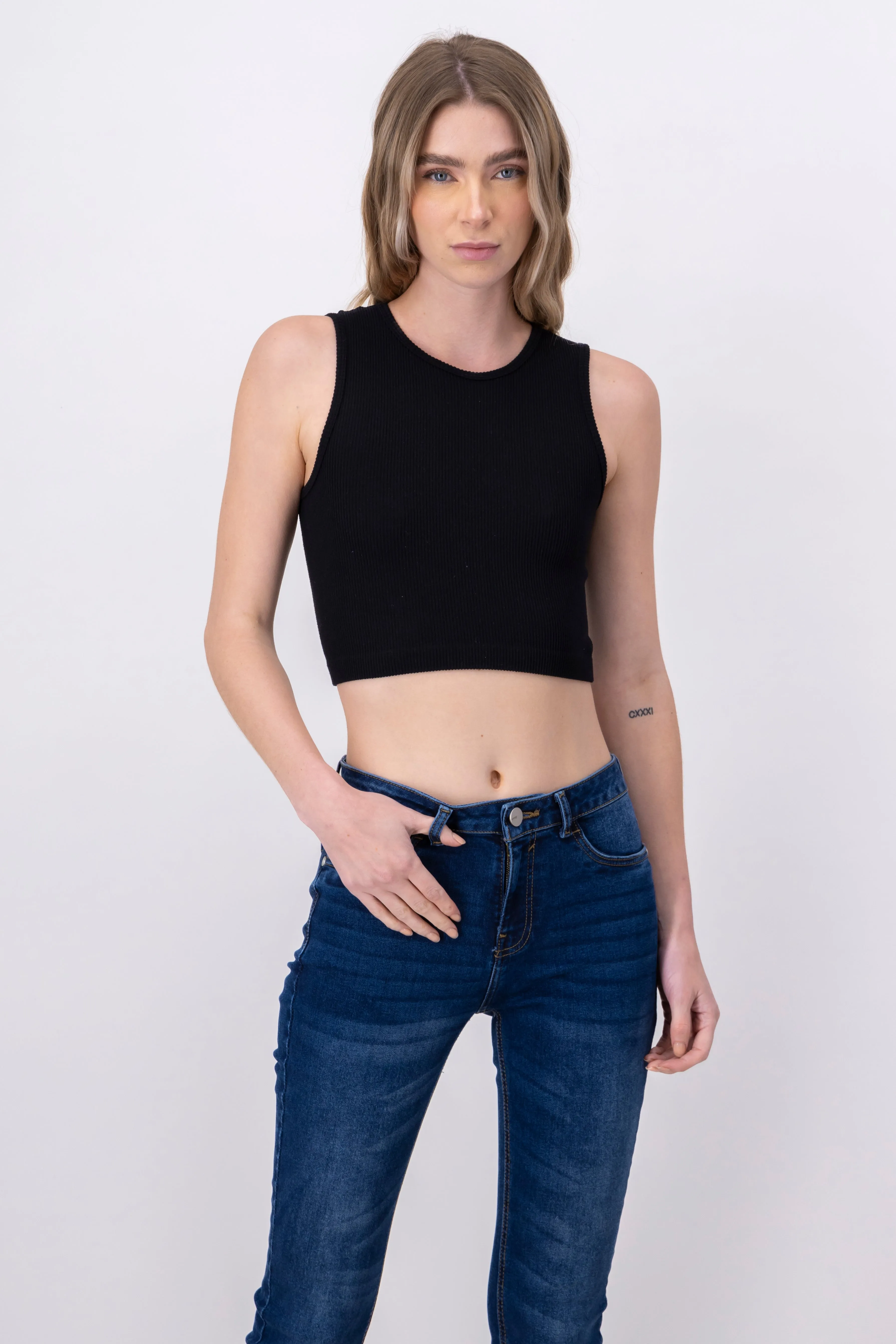 Top crop acanalado cuello redondo sold by Shasa