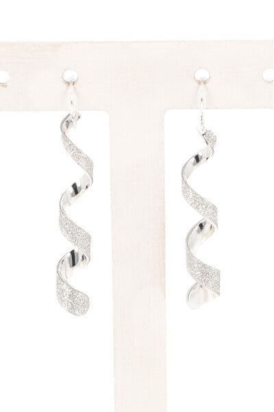 Aretes largos remolino sold by Shasa