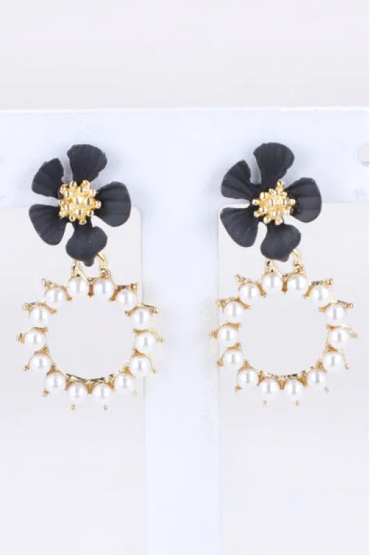 Aretes Flor Circulo Perlas sold by Shasa