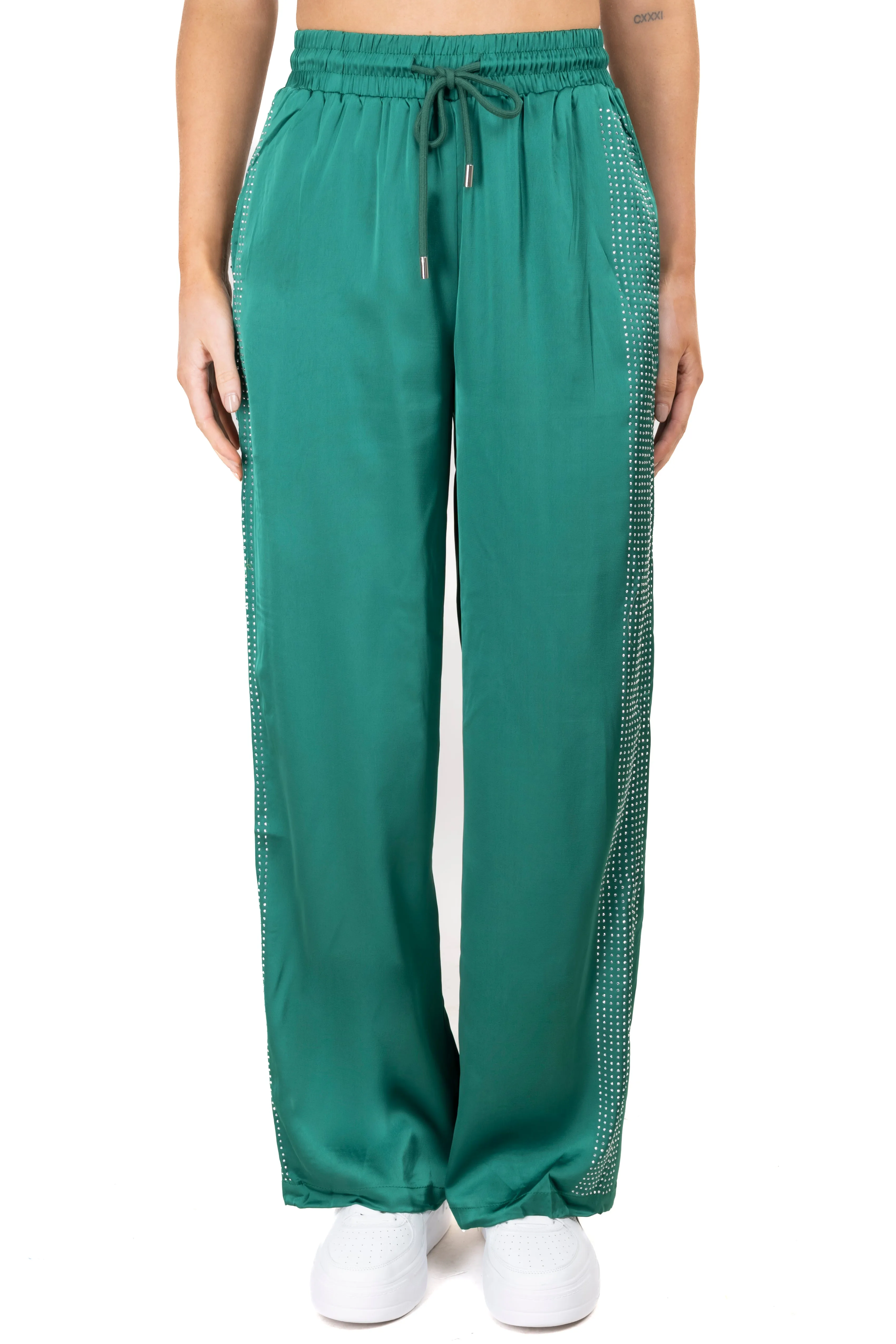 Pantalon amplio liso sold by Shasa