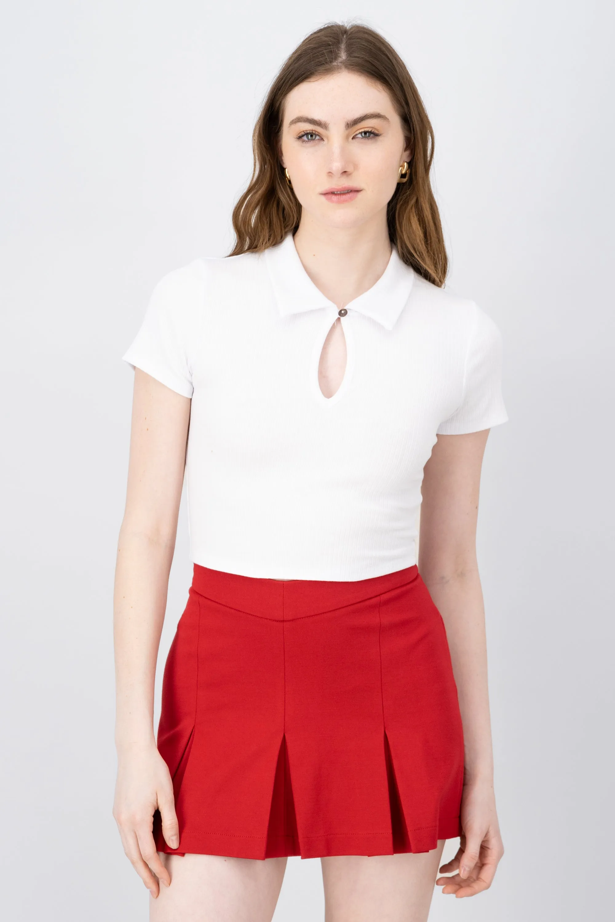 Top de cuello polo con cut out sold by Shasa