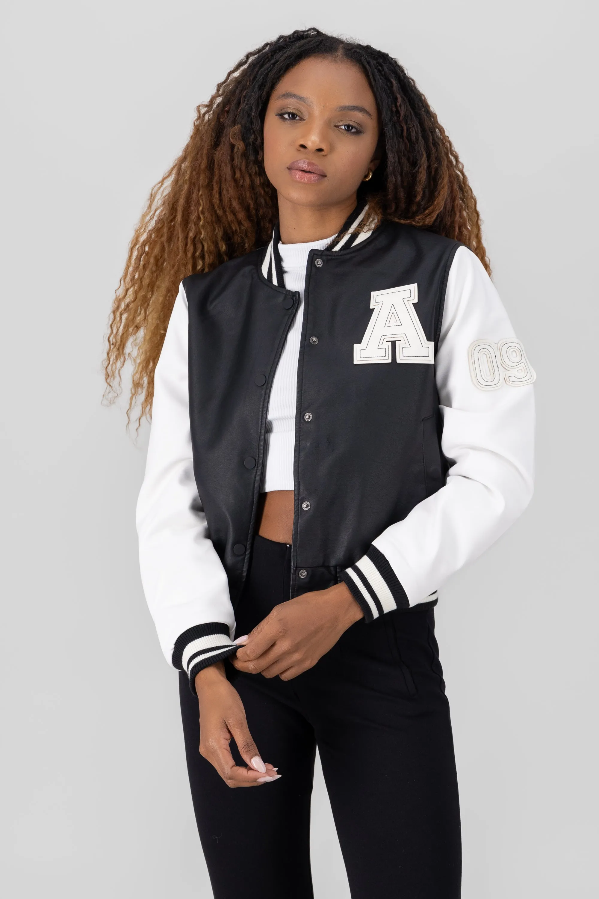 Bomber parcho letra manga larga sold by Shasa