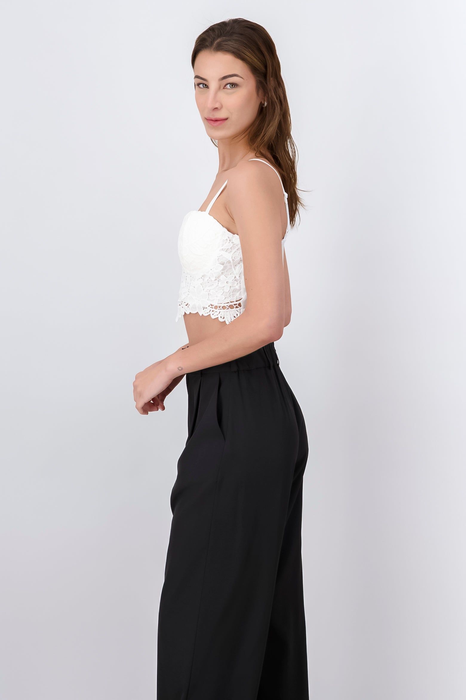 Top con copas encaje flores sold by Shasa product image thumbnail 3