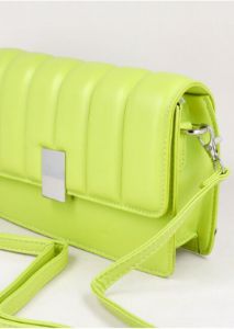 Bolsa crossbody capitonada sold by Shasa