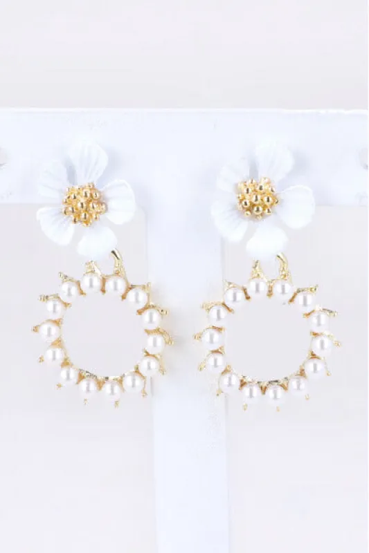 Aretes Flor Circulo Perlas sold by Shasa