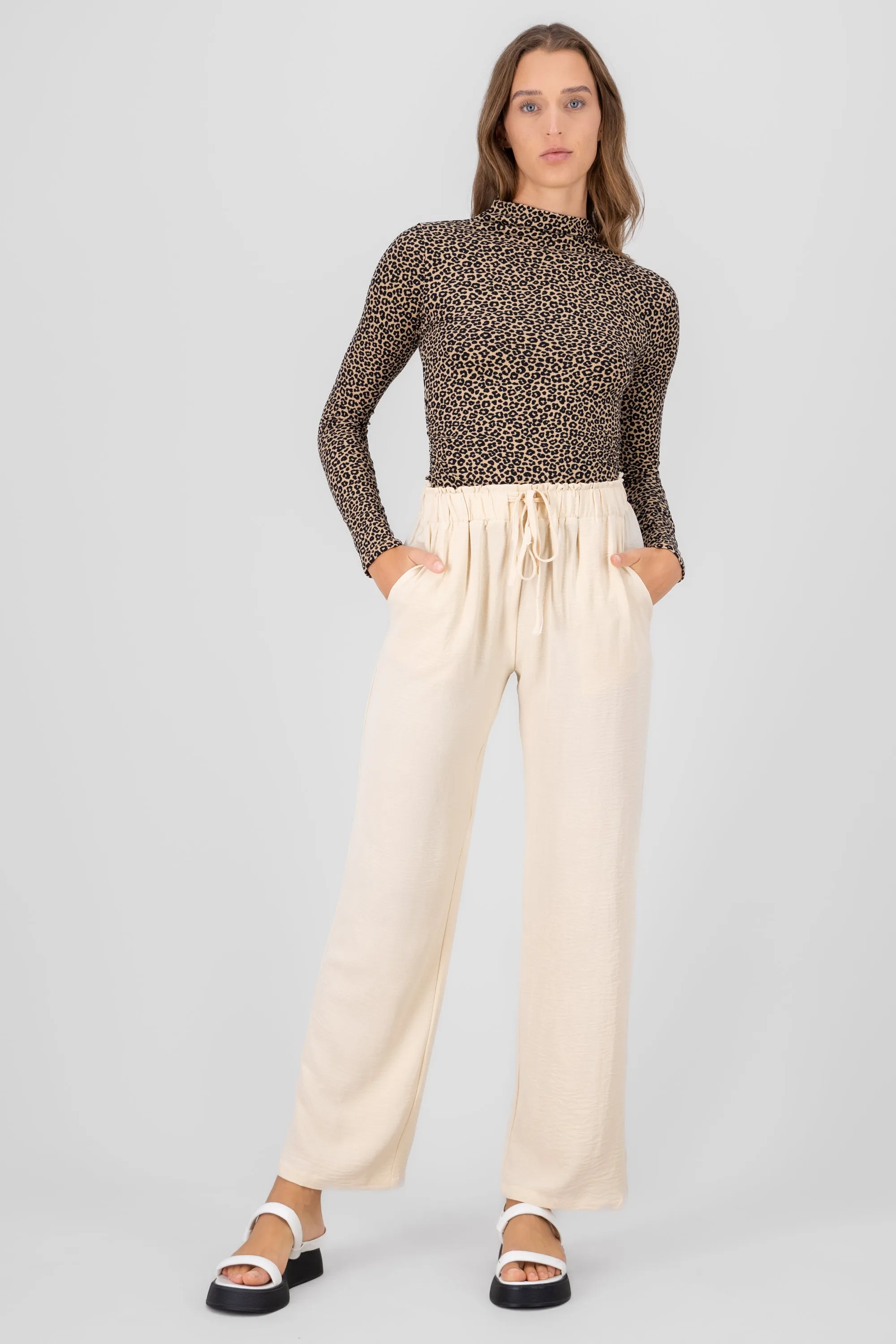 Pantalon ligero amplio sold by Shasa