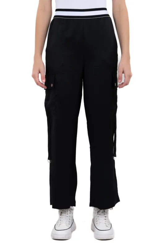 Pantalón cargo bolsillos cintas sold by Shasa