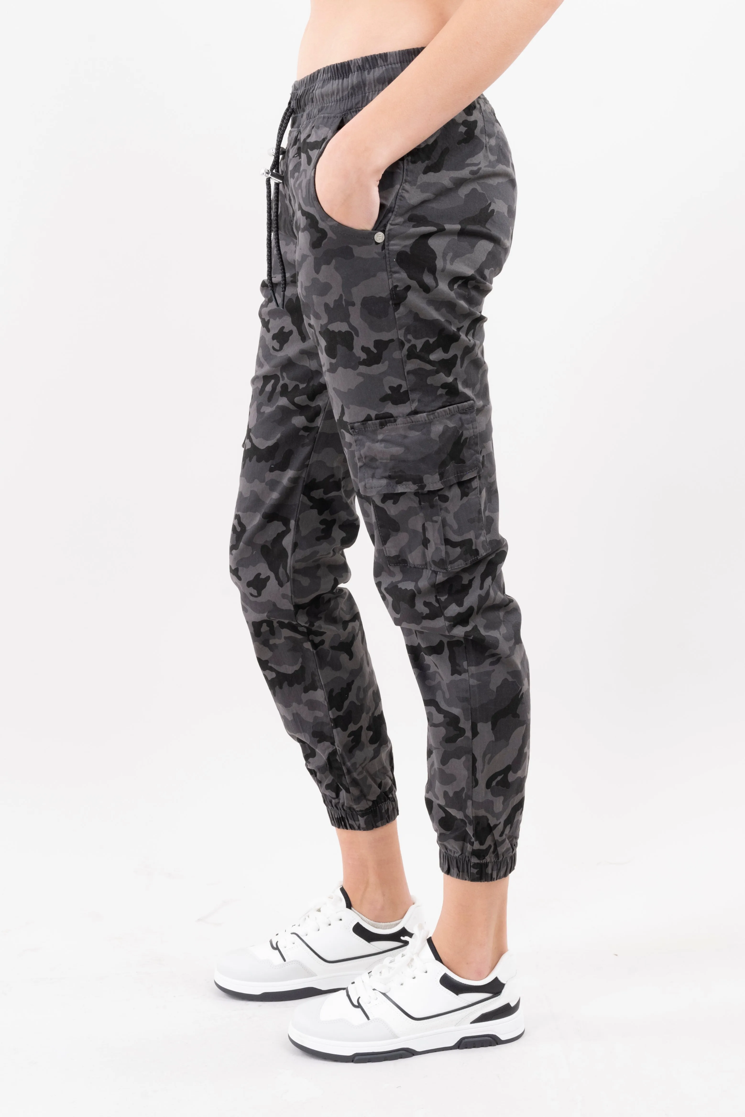 Jeans cargo cintura alta camuflaje cordón sold by Shasa product image thumbnail 3