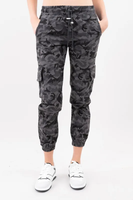 Jeans cargo cintura alta camuflaje cordón sold by Shasa