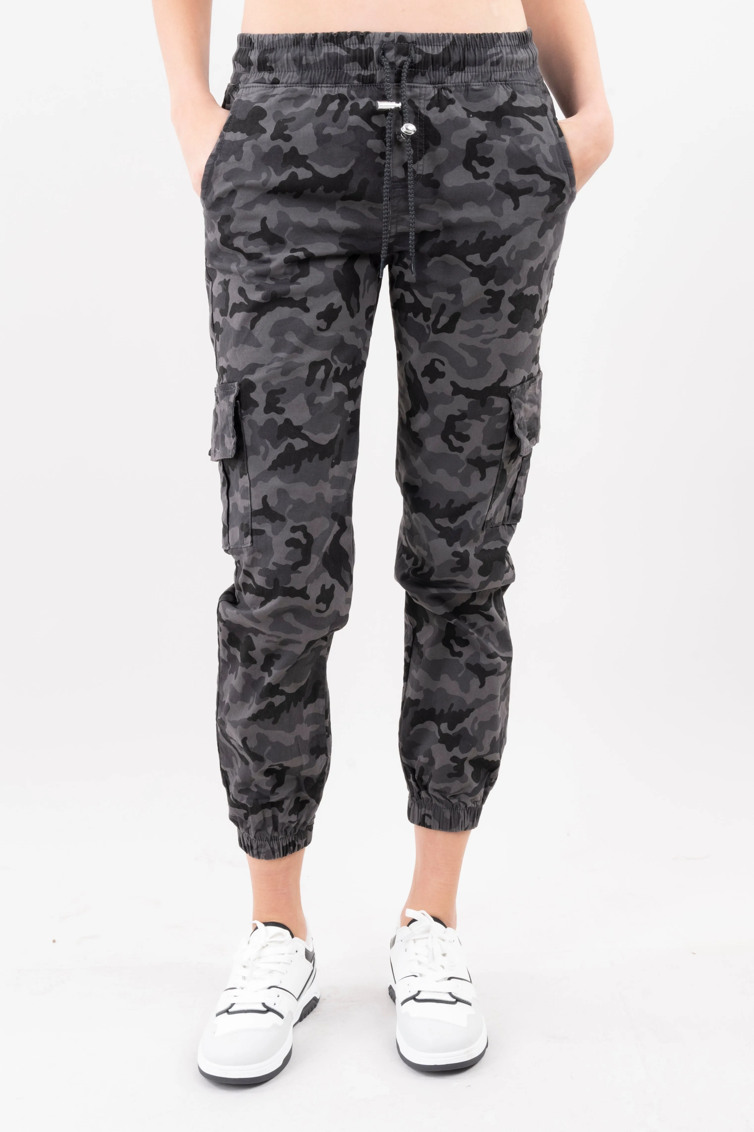 Jeans cargo cintura alta camuflaje cordón sold by Shasa