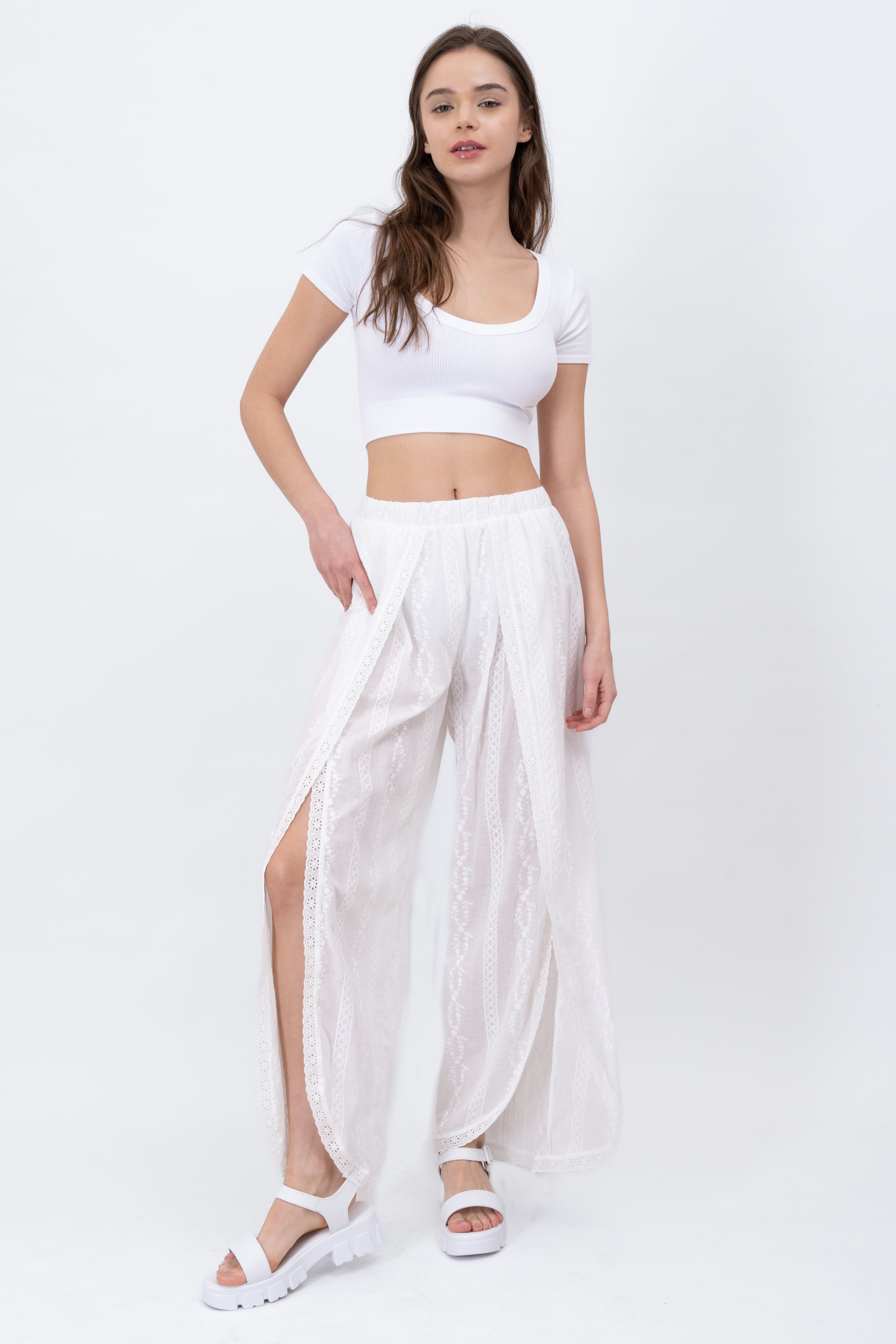 Pantalón amplio bordado flores sold by Shasa