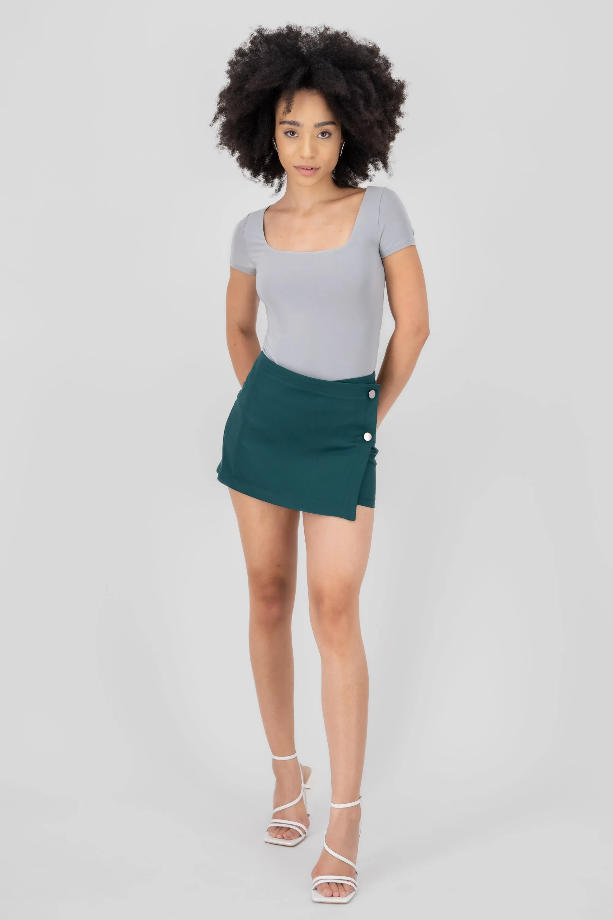 Falda short liso botones sold by Shasa