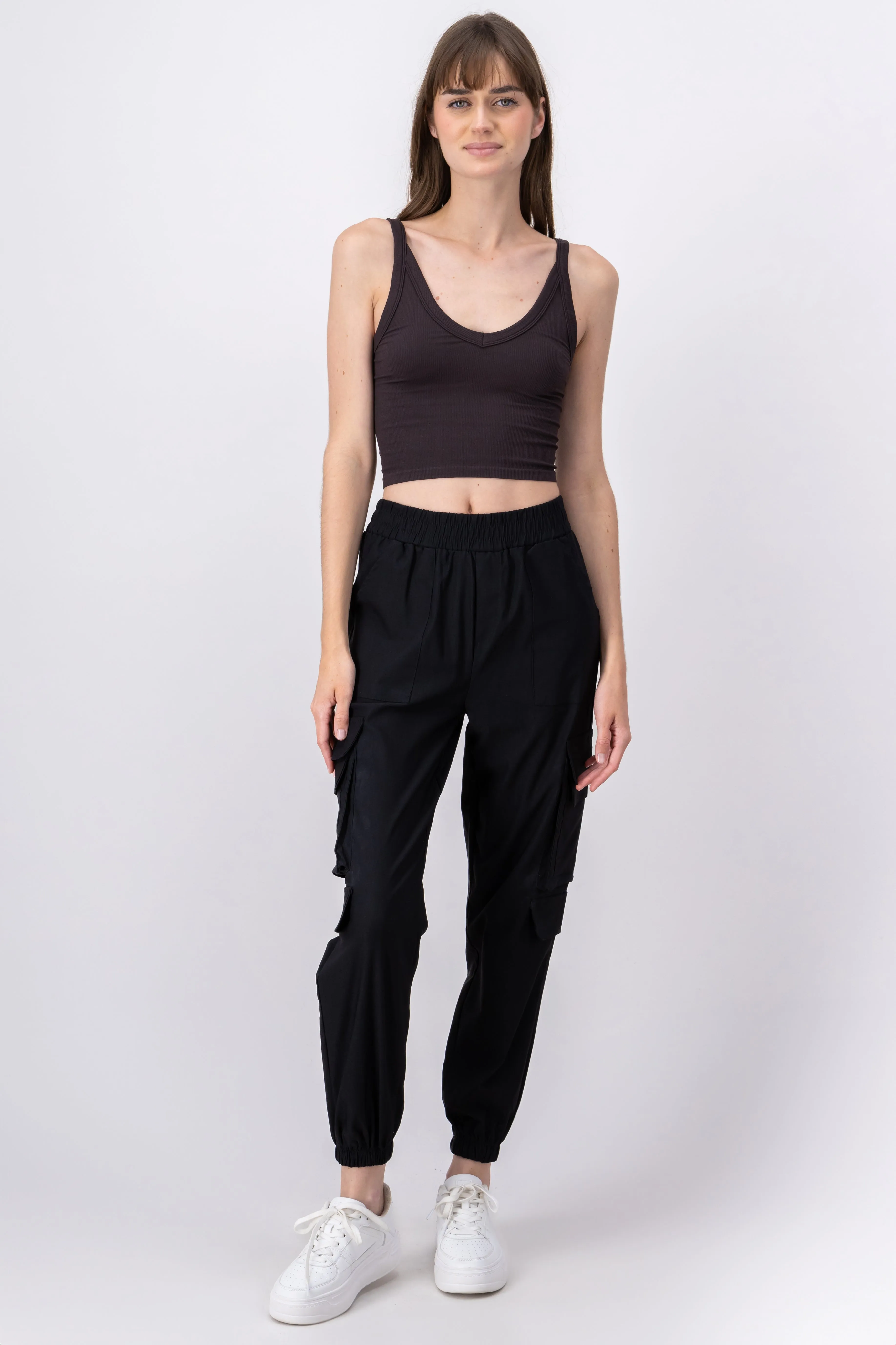 Pantalón cargo elástico sold by Shasa