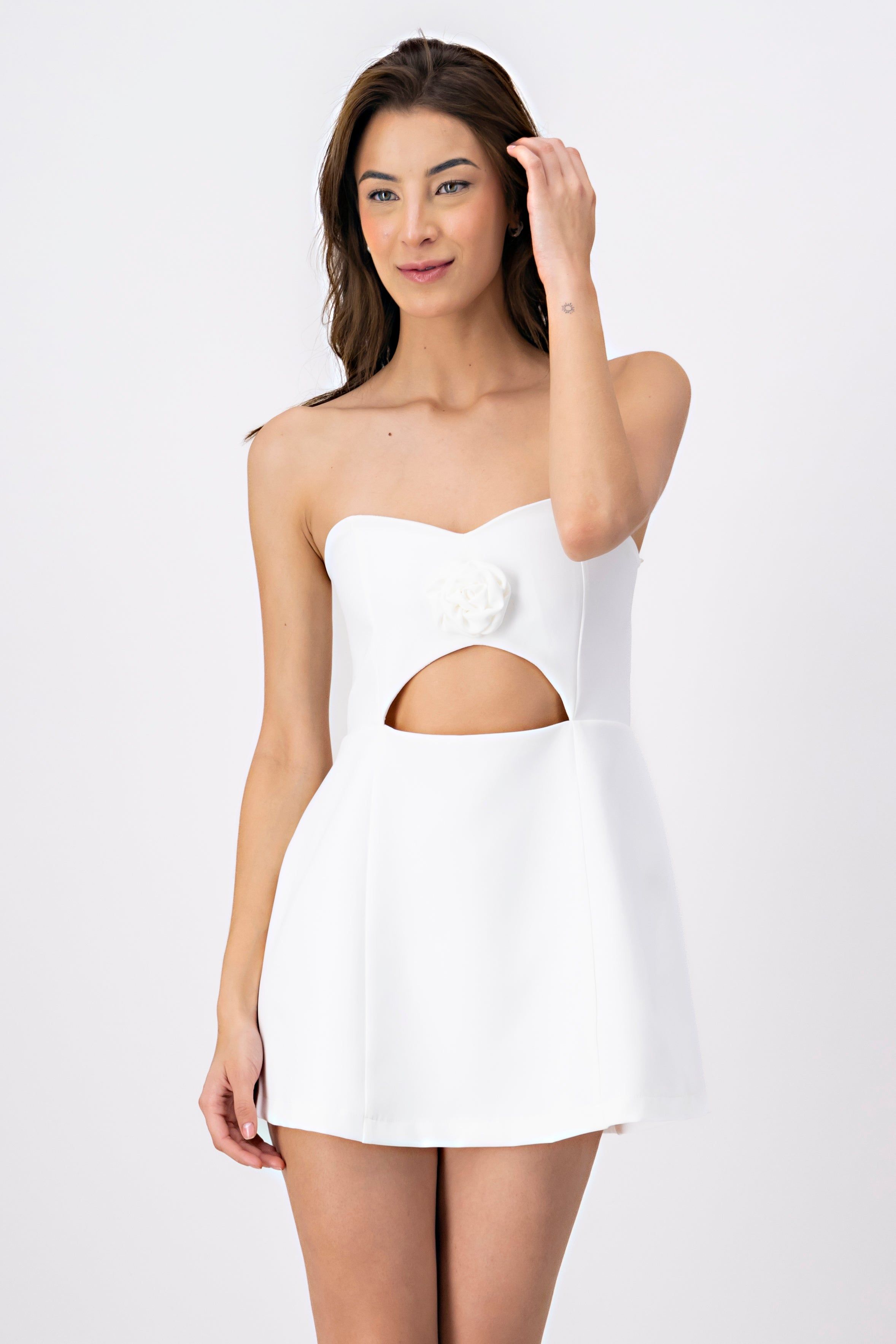 Vestido mini con aplicación de rosa y abertura Hyp sold by Shasa