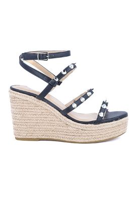 Sandalia cuña tiras estoperoles sold by Shasa