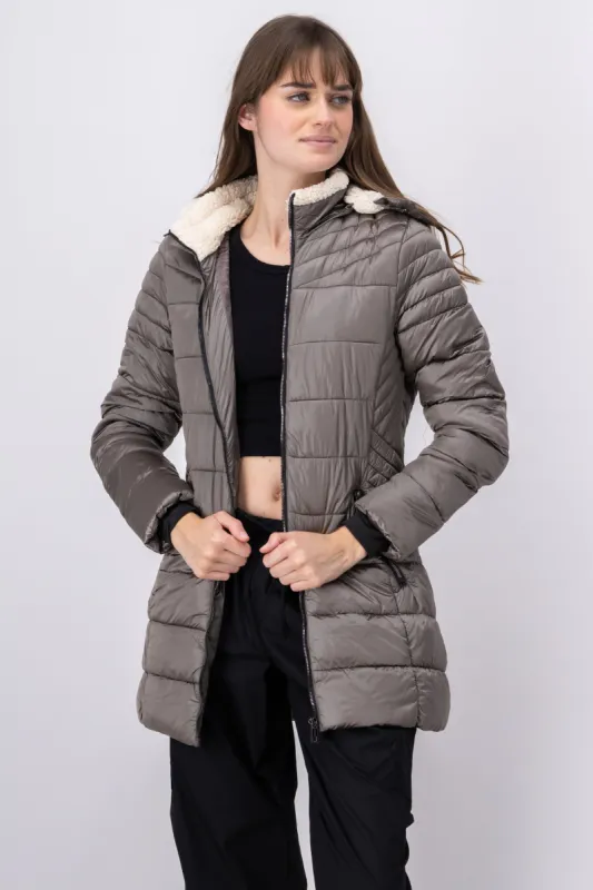 Chamarra Capitonada Larga Gorro Sherpa sold by Shasa