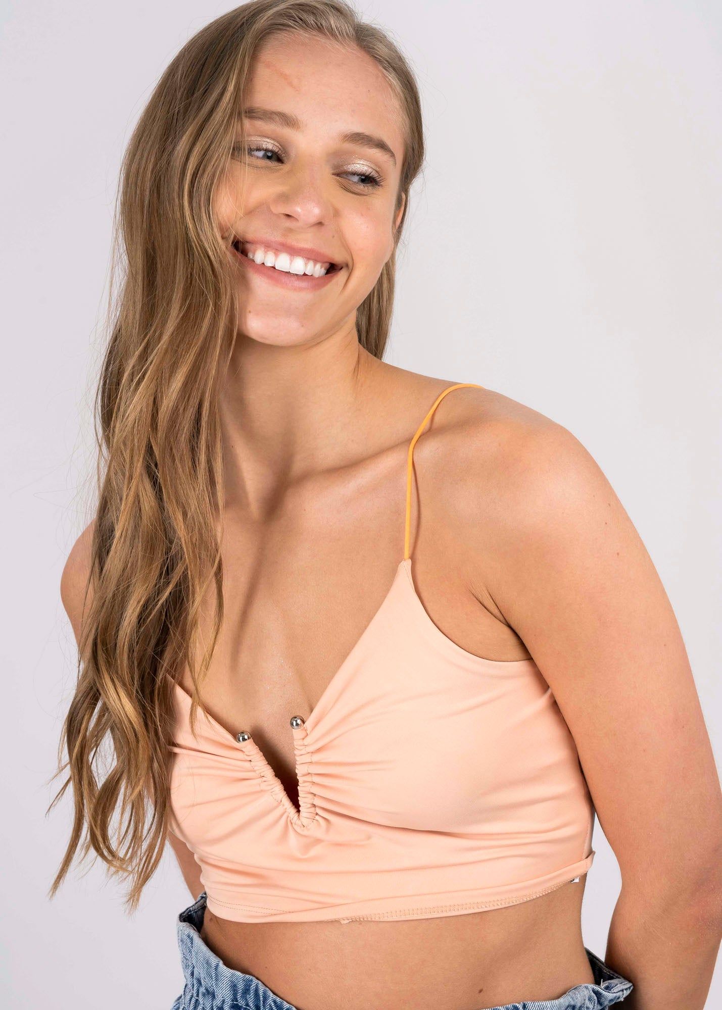 Top liso pinzas escote sold by Shasa