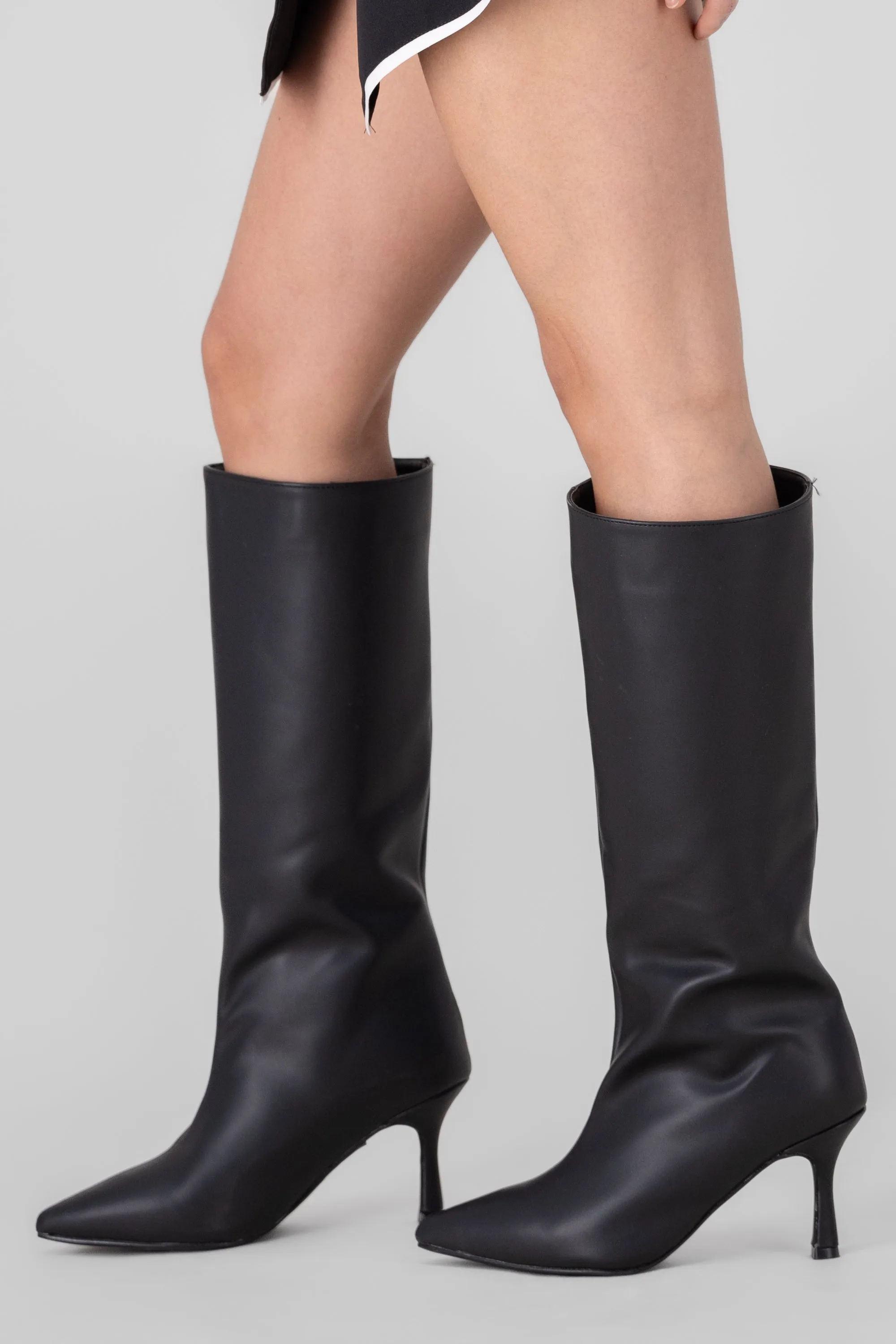 Bota larga estructura puntal sold by Shasa