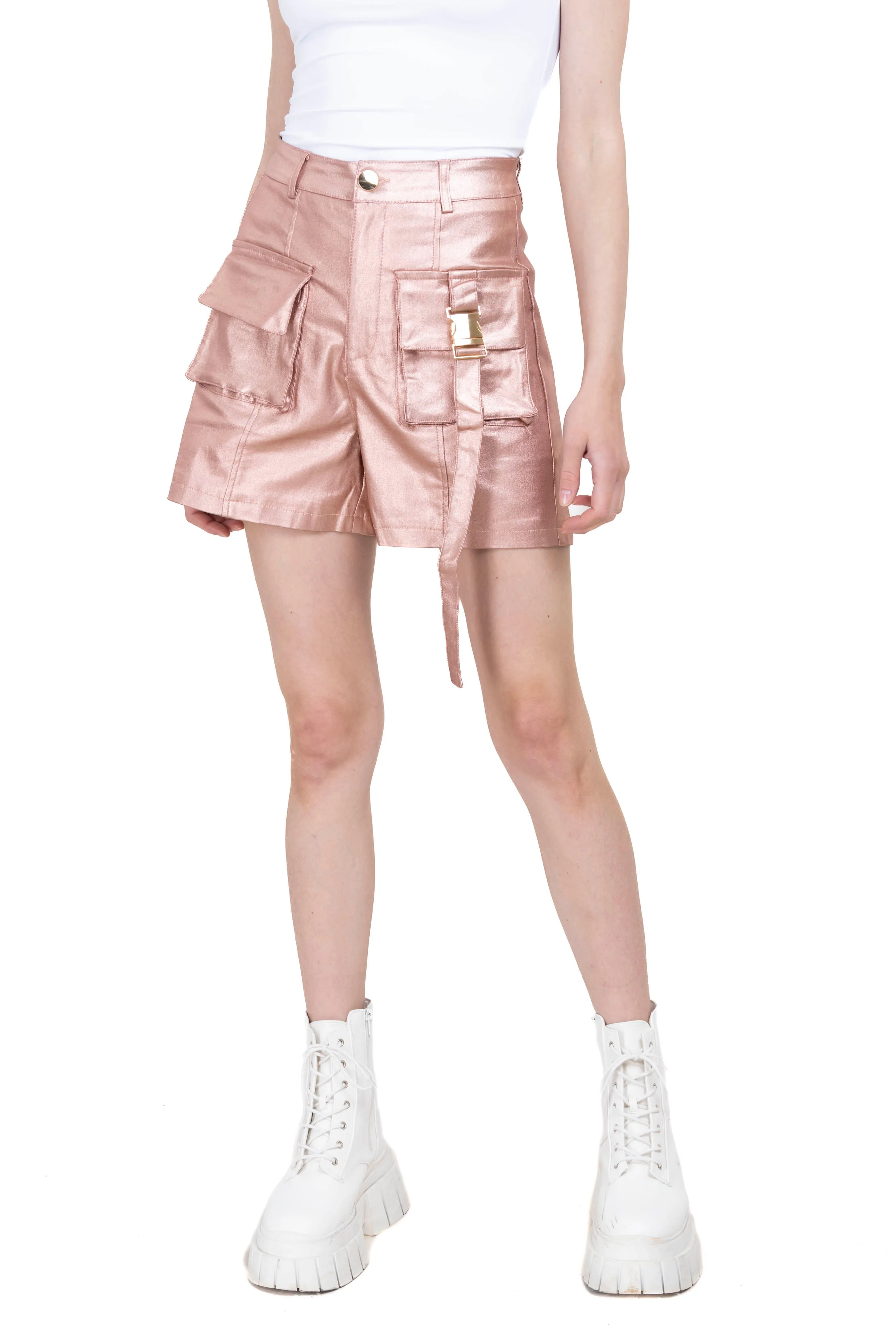 Short efecto piel metálico cargo sold by Shasa
