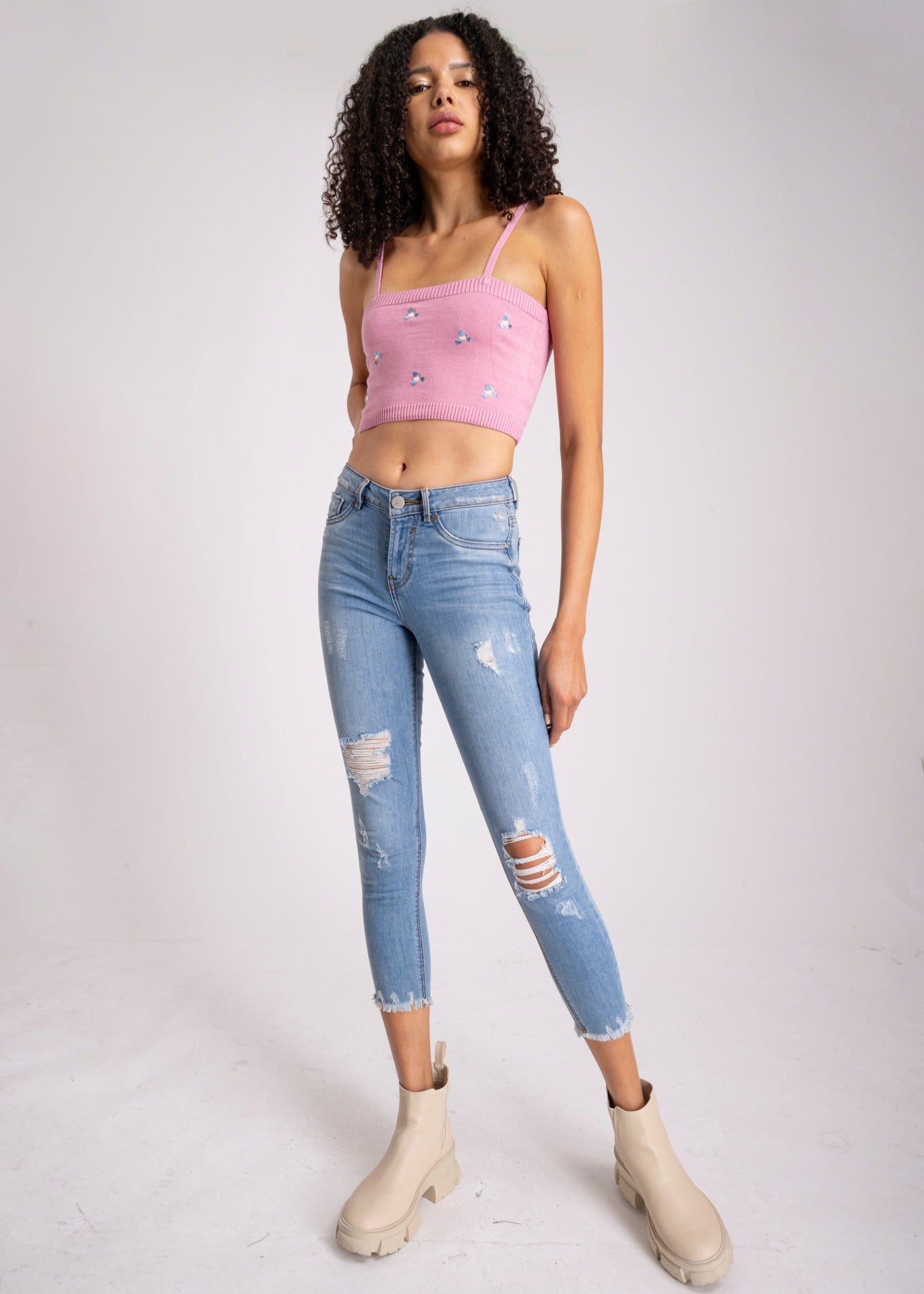 Jeans cintura media destrucciones flecos sold by Shasa