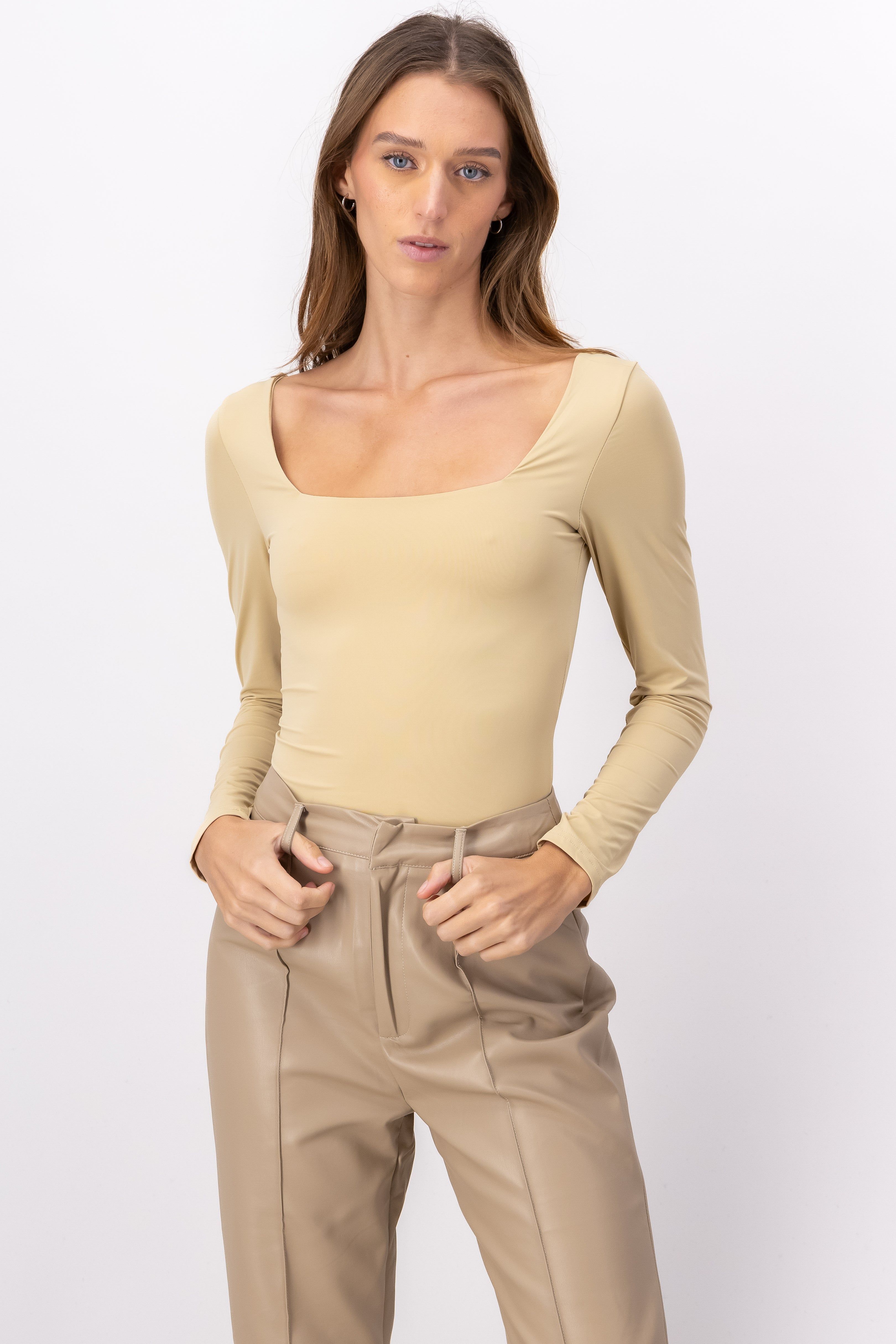 Body manga larga escote cuadrado sold by Shasa