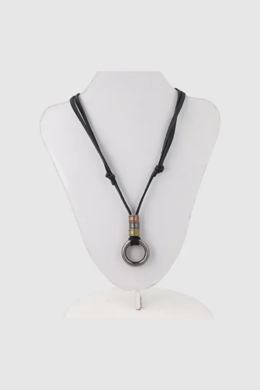 Collar Tipo Cuero Con Dije Doble Aro sold by Shasa