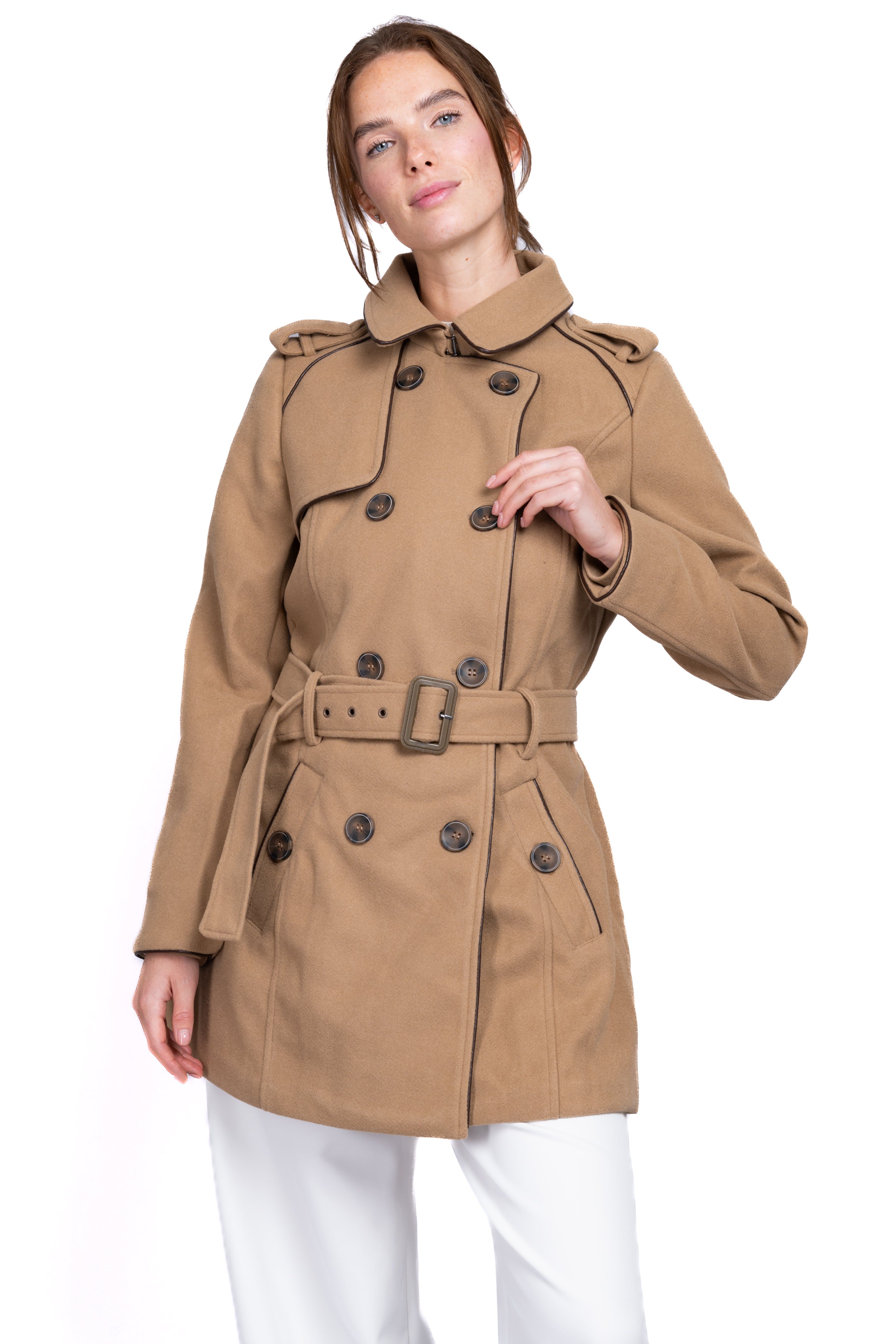 Gabardina botones cinturón sold by Shasa