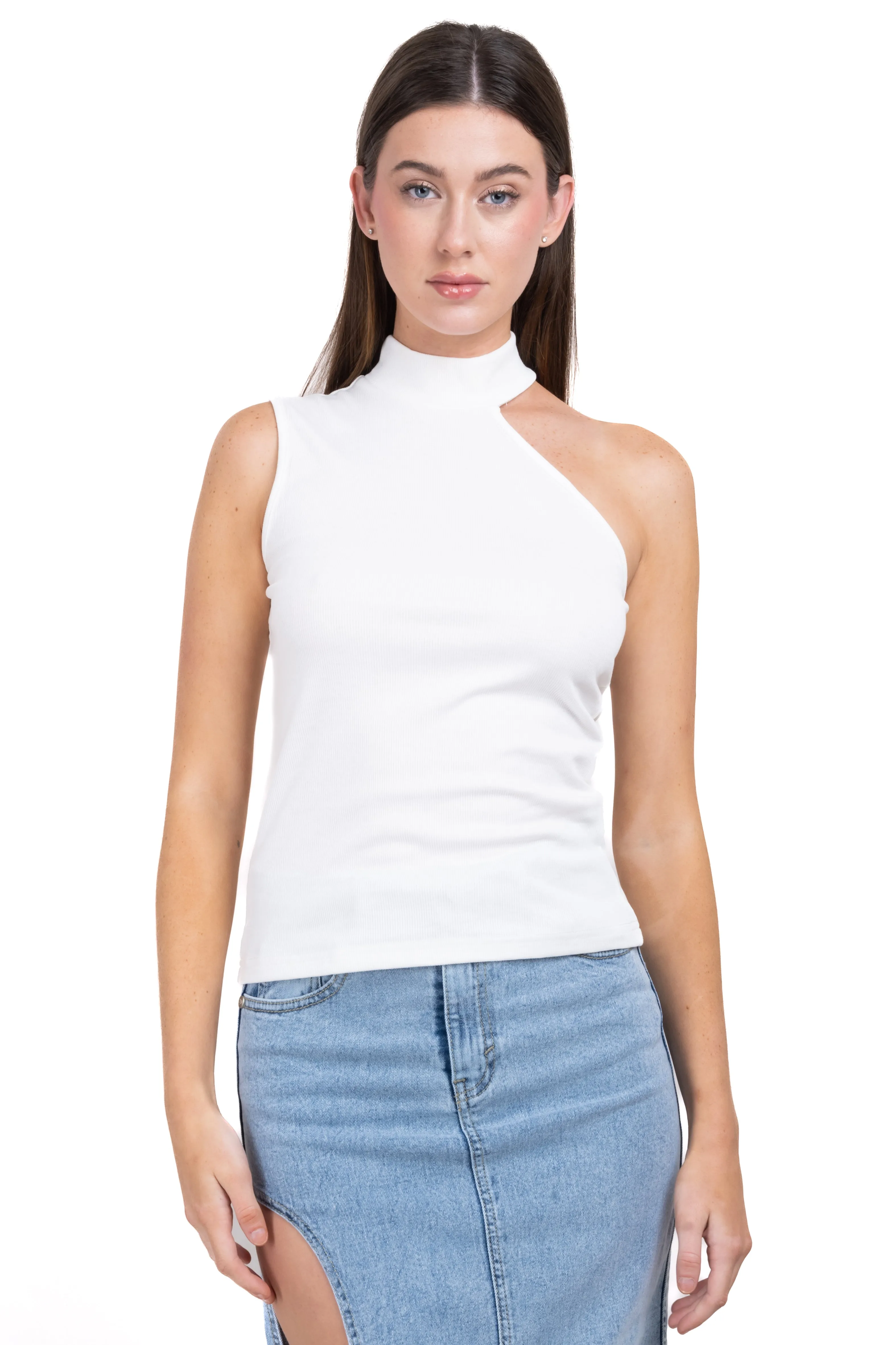 Top liso corte asimétrico sold by Shasa