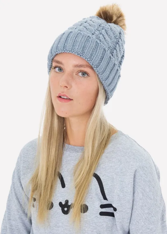 Beanie tejido punto trenzado pompón suave sold by Shasa