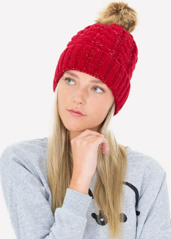 Beanie tejido punto trenzado pompón suave sold by Shasa