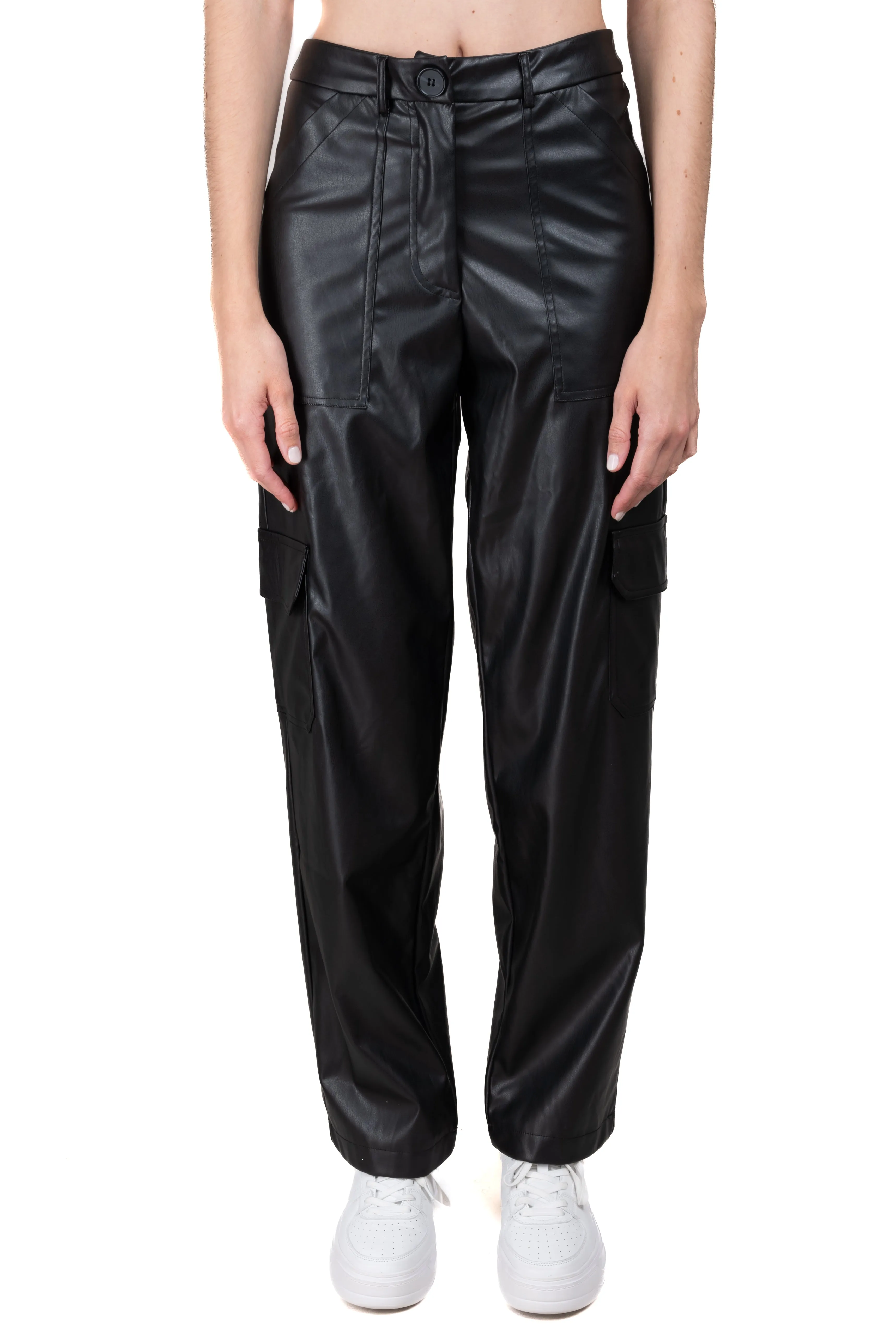 Pantalón recto efecto piel bolsos sold by Shasa