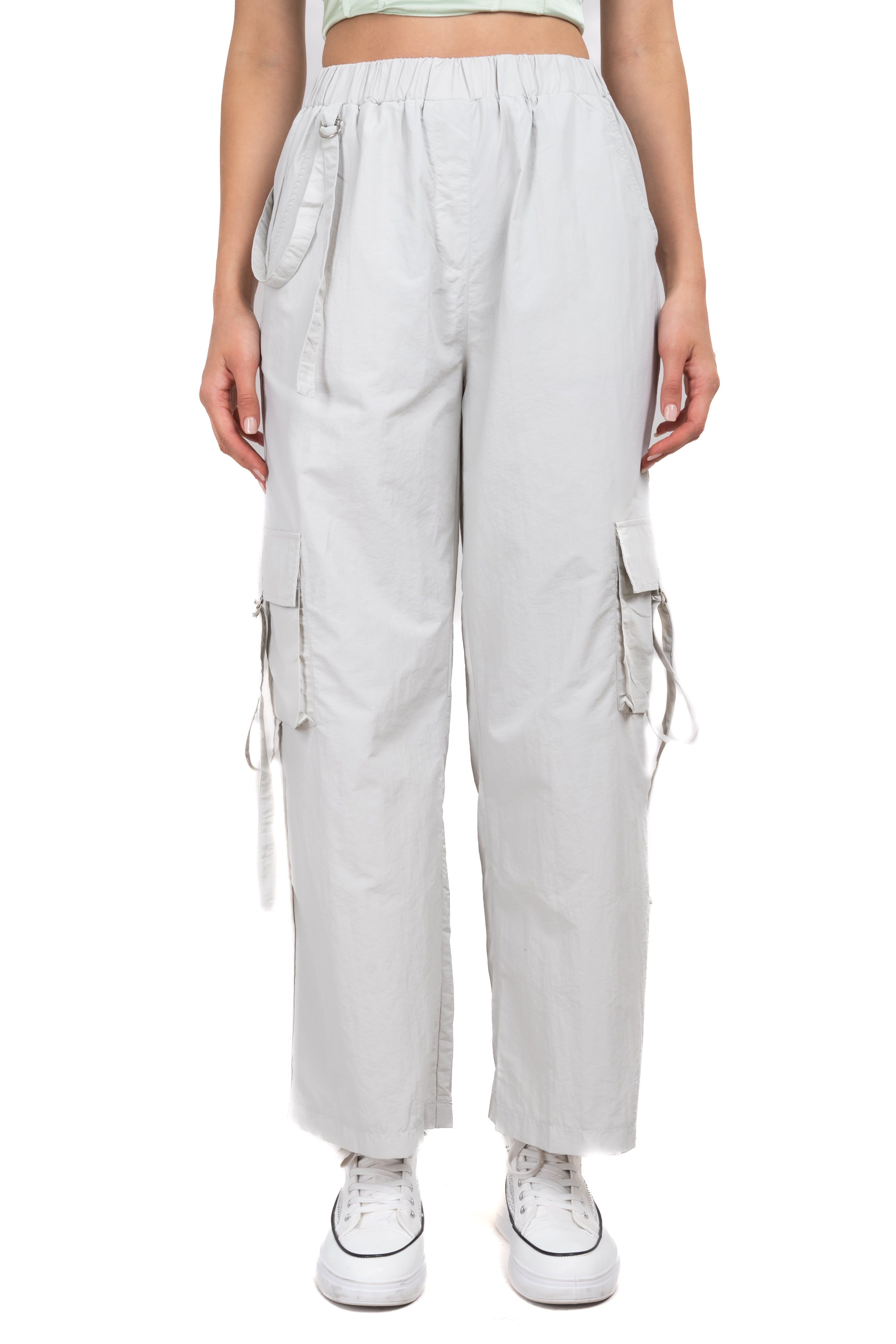 Pantalón cargo bolsas cintas sold by Shasa