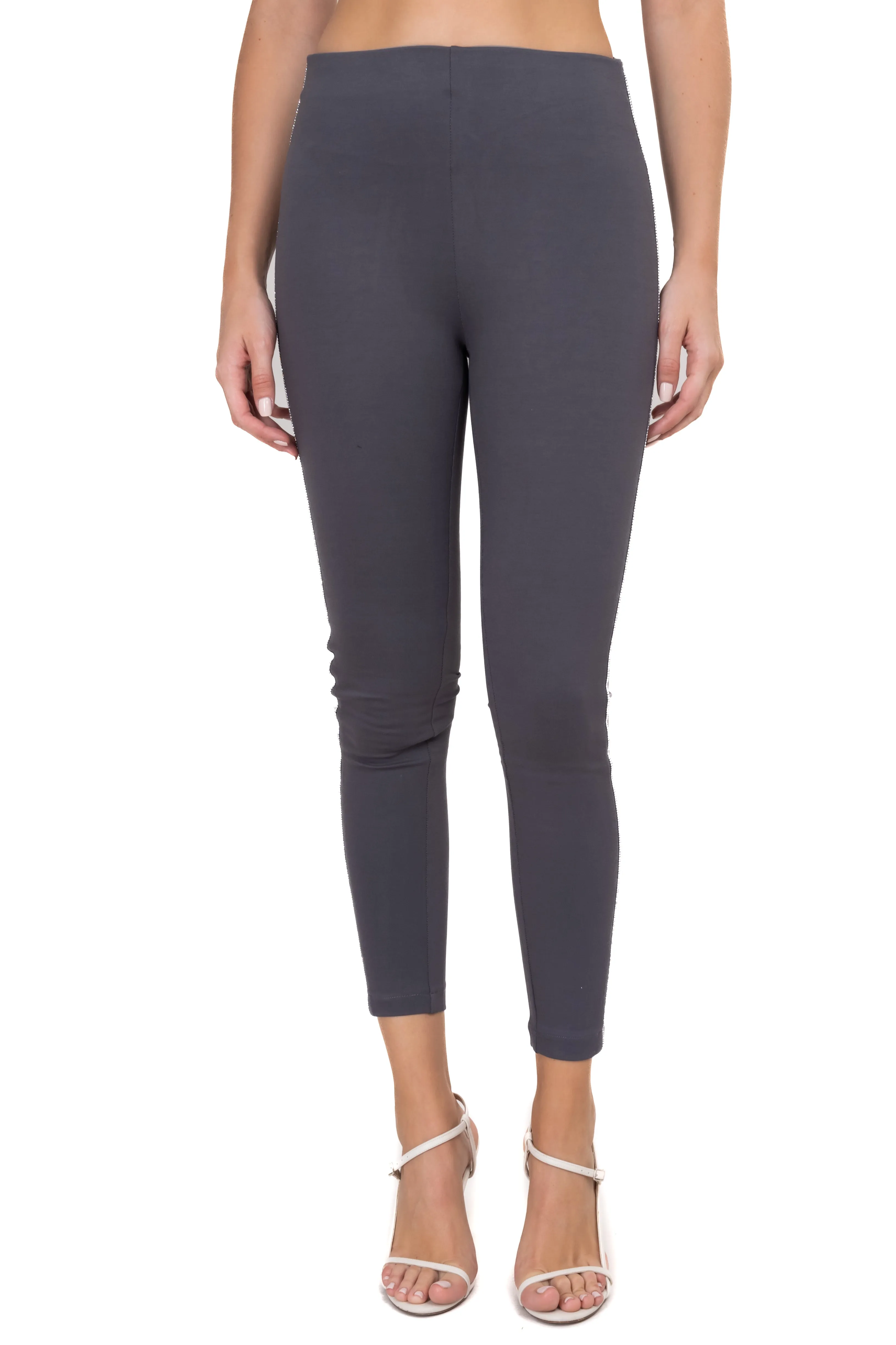 Pantalón liso brillos sold by Shasa