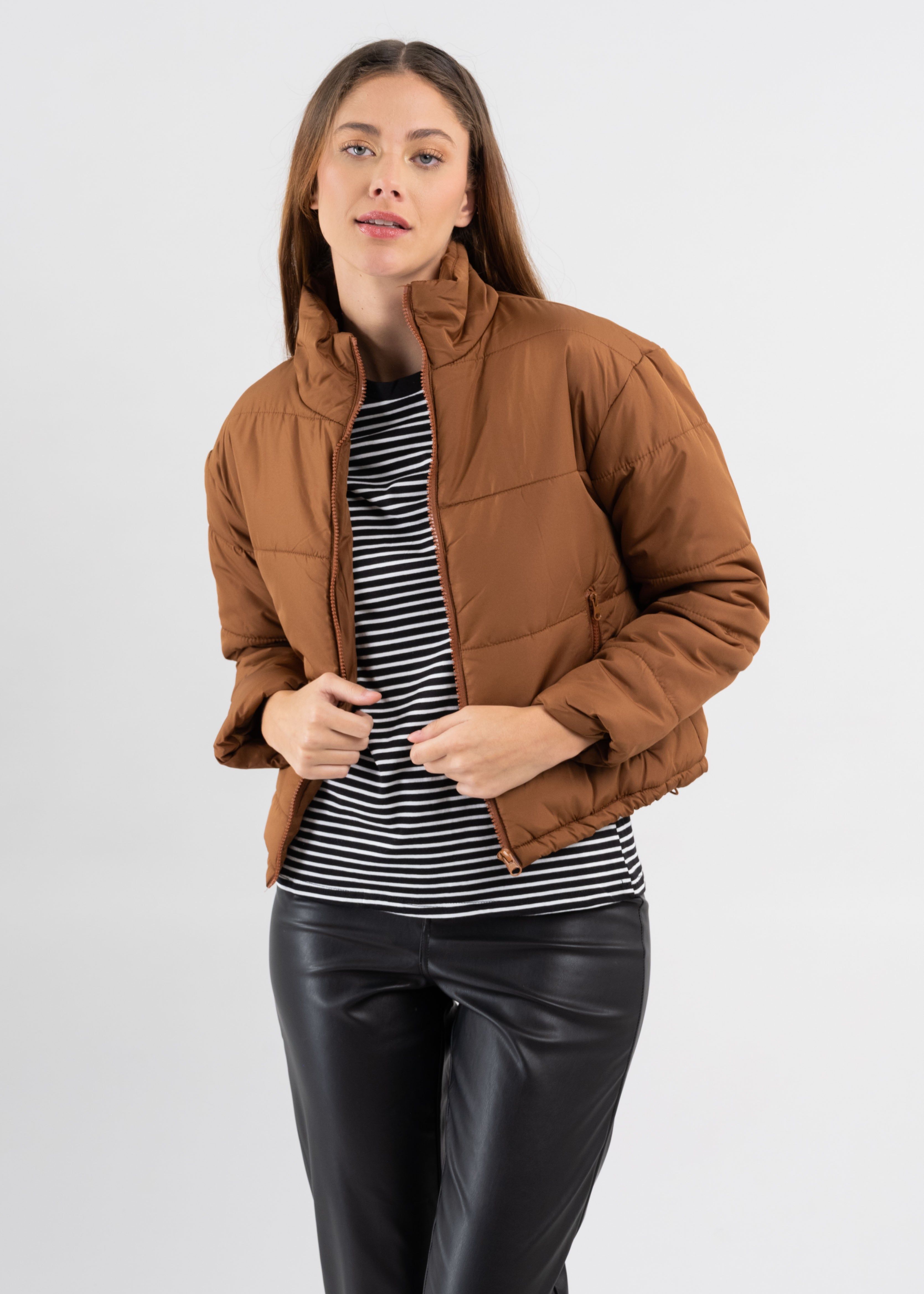 Chamarra puffer corta cierres sold by Shasa