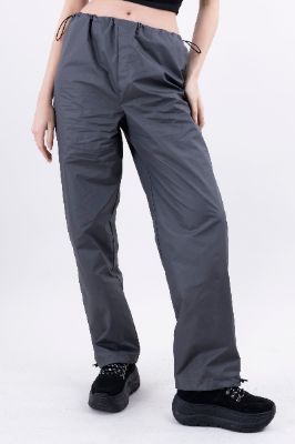 Pantalón parachute cintas sold by Shasa