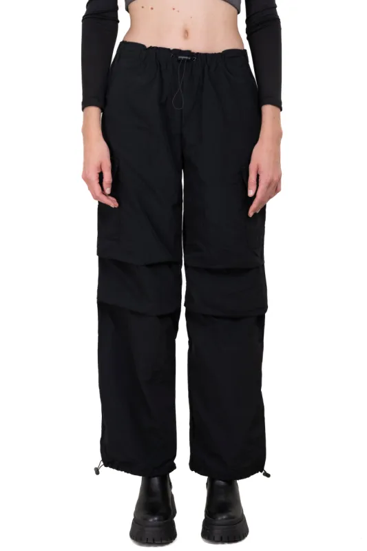 Pantalón parachute bolsillos sold by Shasa