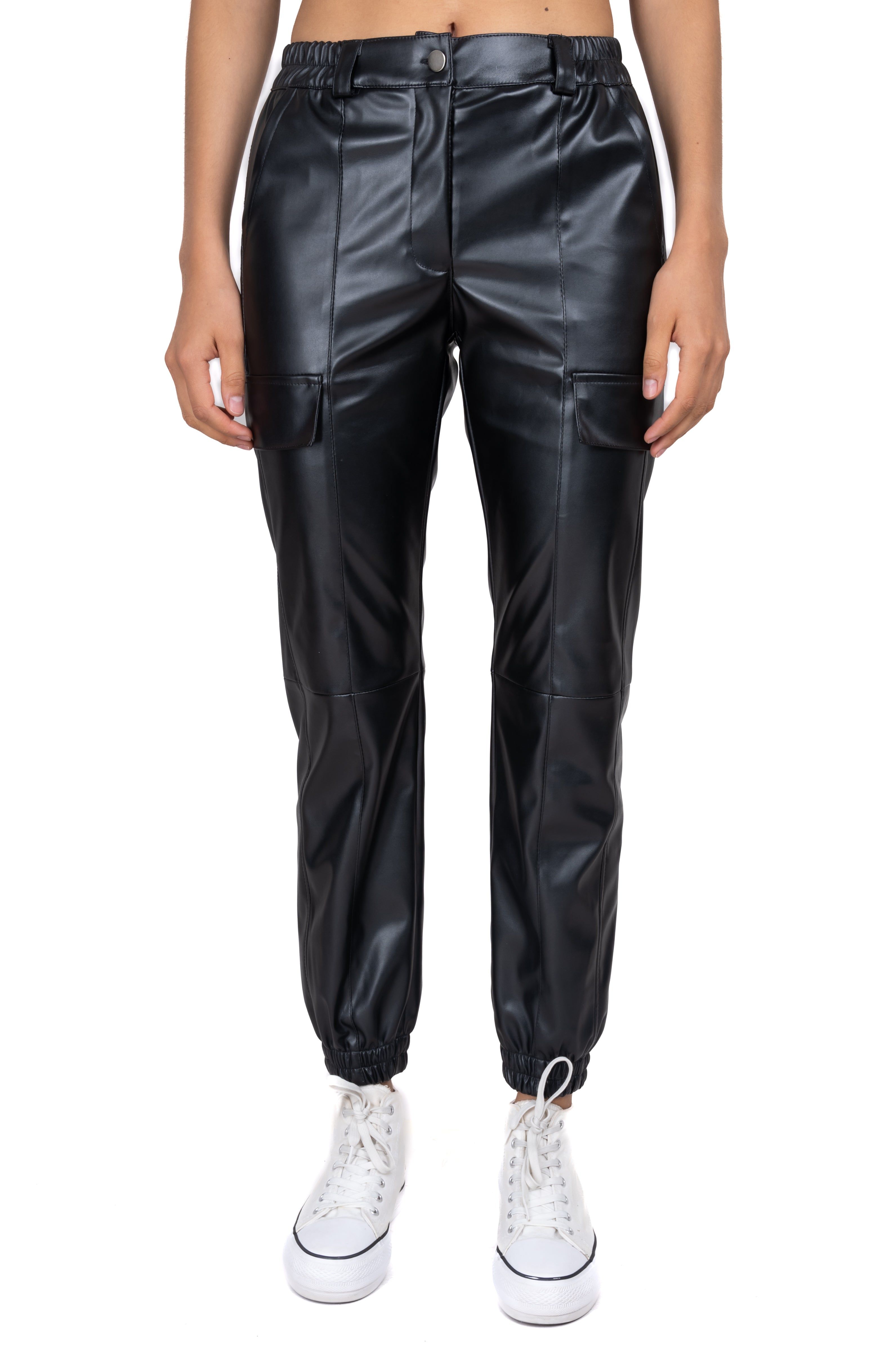 Jogger cargo efecto piel sold by Shasa