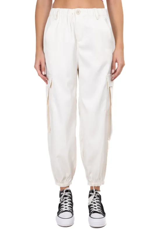 Pantalón jogger satín bolso cargo sold by Shasa