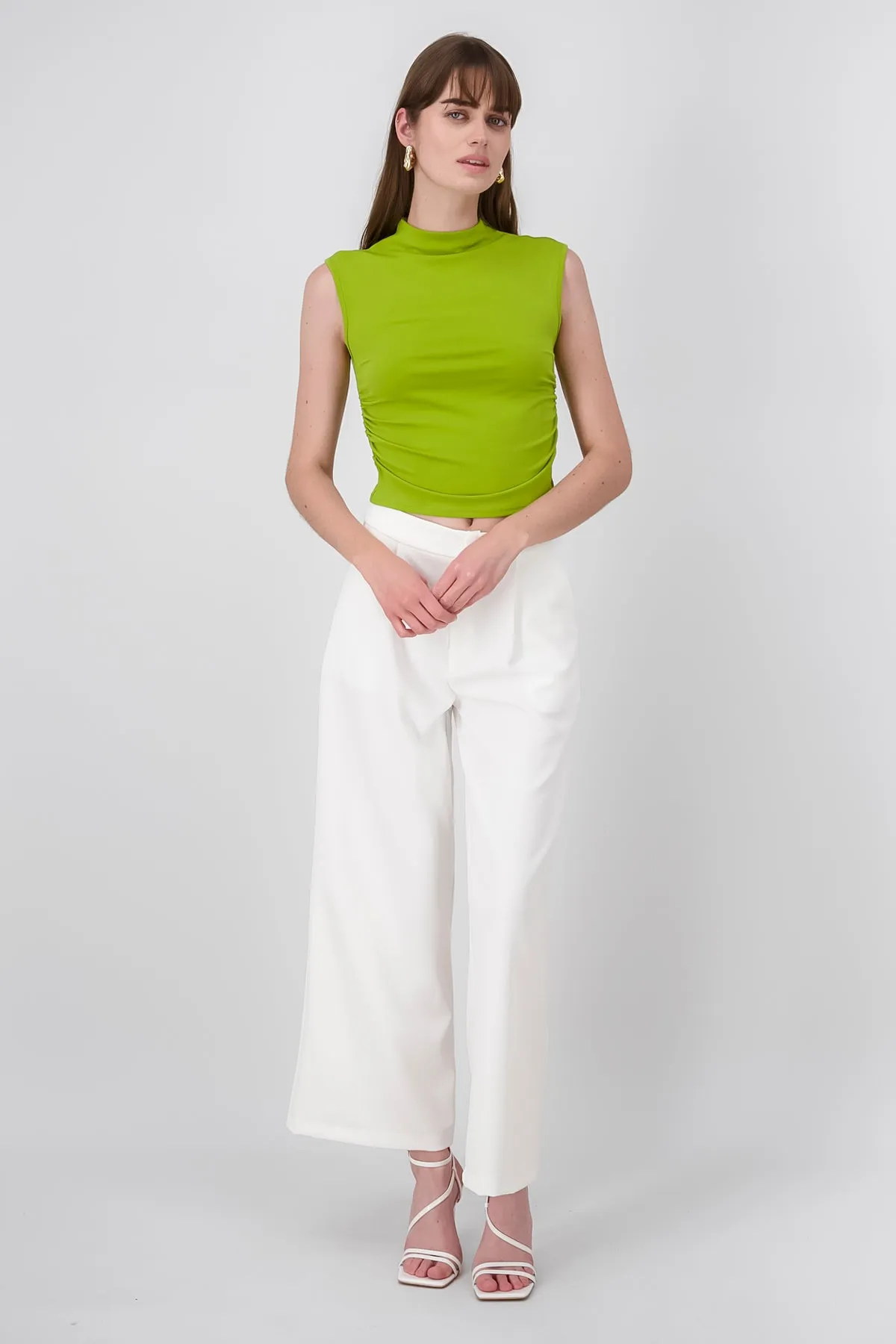 Pantalon liso con bolsas sold by Shasa