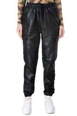 Jogger efecto piel bolsos cargo sold by Shasa