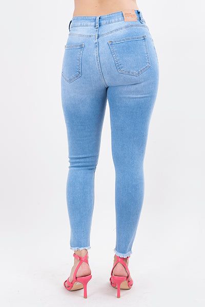 Jeans skinny con destrucción en rodilla sold by Shasa product image thumbnail 4