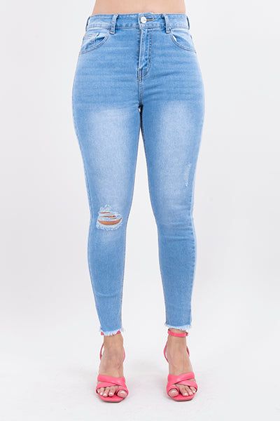 Jeans skinny con destrucción en rodilla sold by Shasa