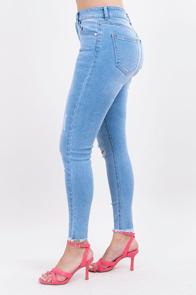 Jeans skinny con destrucción en rodilla sold by Shasa product image thumbnail 3