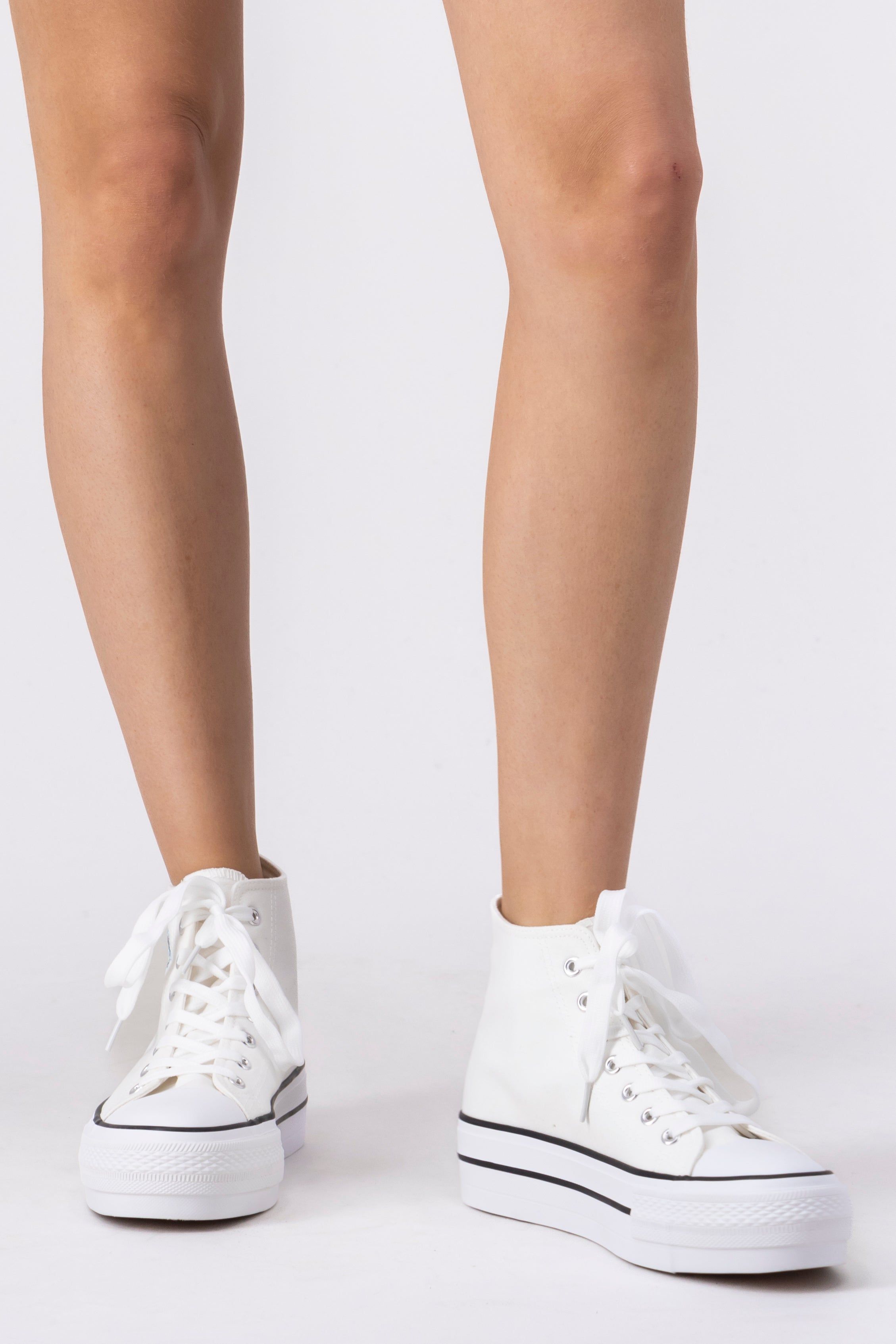 Tenis botín estampado flores sold by Shasa