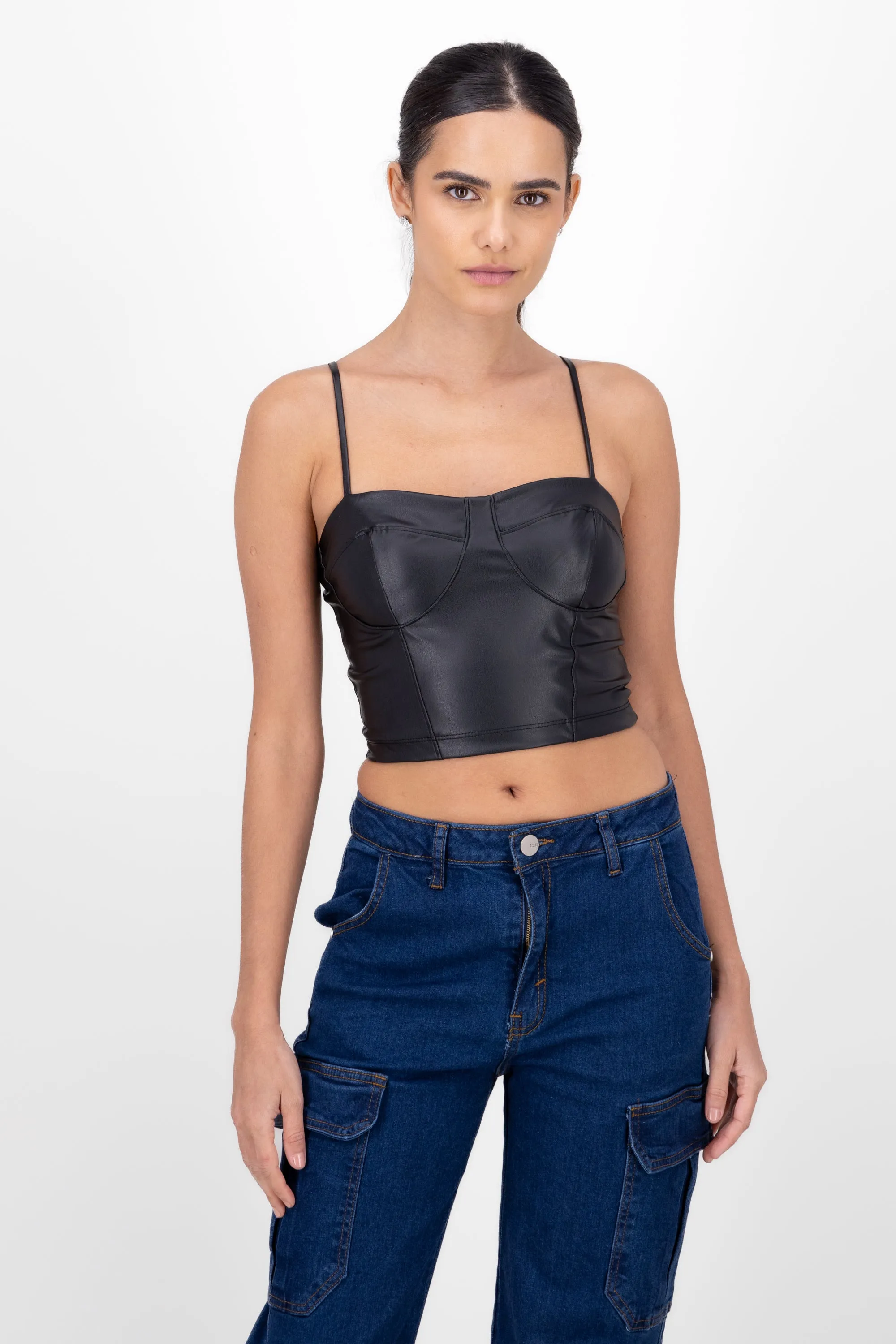 Top cropped efecto piel liso sold by Shasa