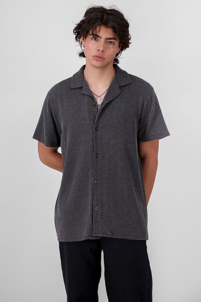 Camisa resort con textura de rayas sold by Shasa